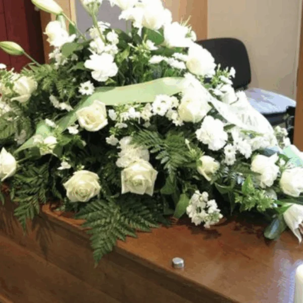 Vrouw ontwaakt onderweg naar haar eigen afscheidsceremonie