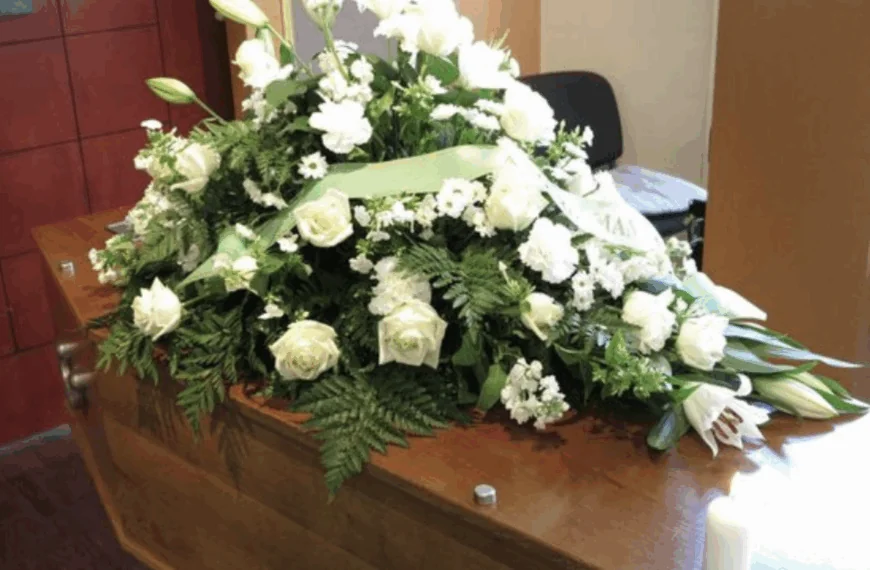 Vrouw ontwaakt onderweg naar haar eigen afscheidsceremonie