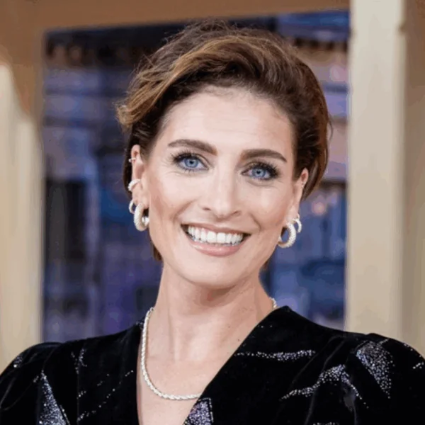 Presentatrice Vivi&euml;nne van den Assem ligt in de tuin te zonnen in bikini