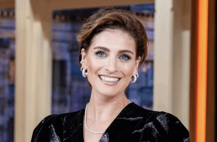 Presentatrice Vivi&euml;nne van den Assem ligt in de tuin te zonnen in bikini