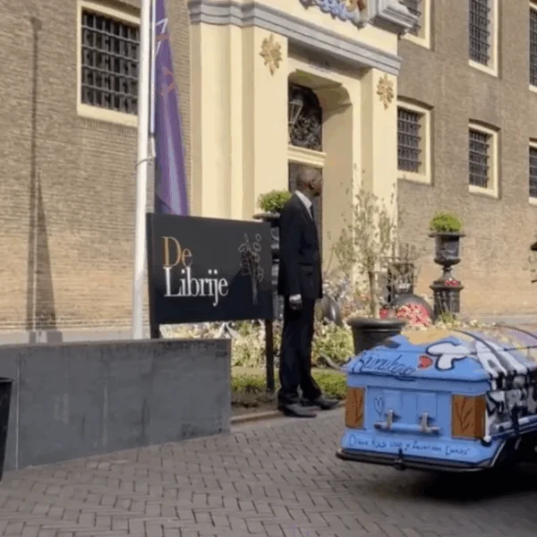 Koninklijk eerbetoon aan Jonnie Boer: &lsquo;Warme blijk van medeleven bij afscheid topchef&rsquo;