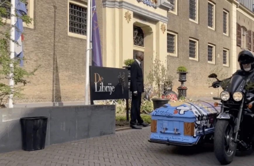 Koninklijk eerbetoon aan Jonnie Boer: &lsquo;Warme blijk van medeleven bij afscheid topchef&rsquo;