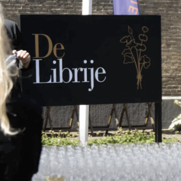 Afscheidsrit voor Jonnie Boer: motorstoet en kruidenhulde in hartje Zwolle