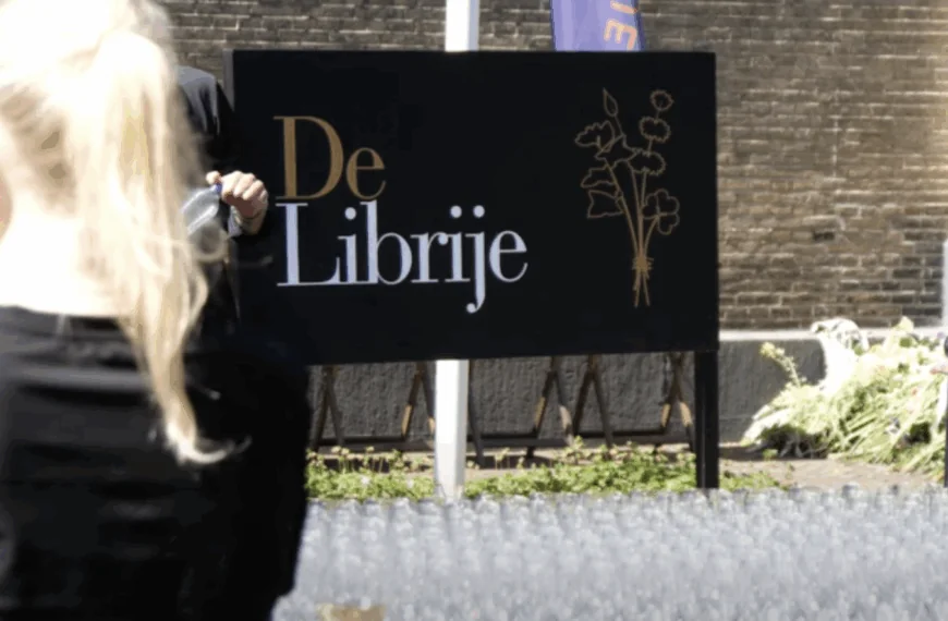 Afscheidsrit voor Jonnie Boer: motorstoet en kruidenhulde in hartje Zwolle