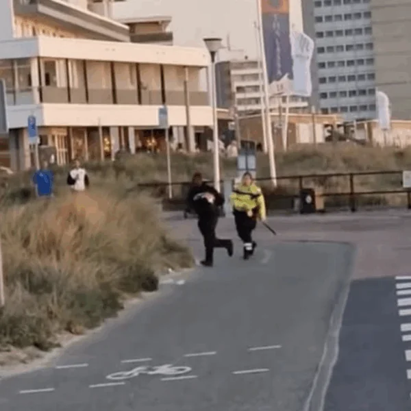 Agente grijpt (onnodig) hard in op de pier in Scheveningen