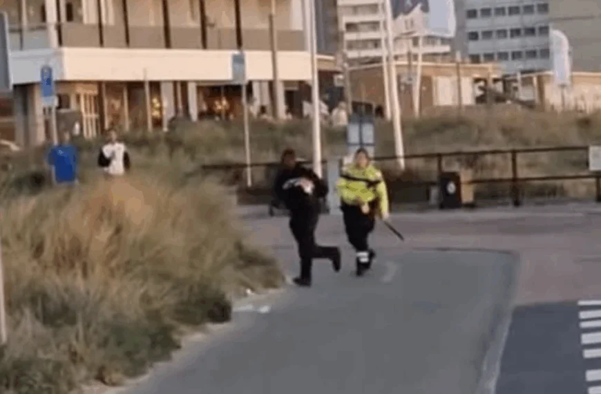 Agente grijpt (onnodig) hard in op de pier in Scheveningen