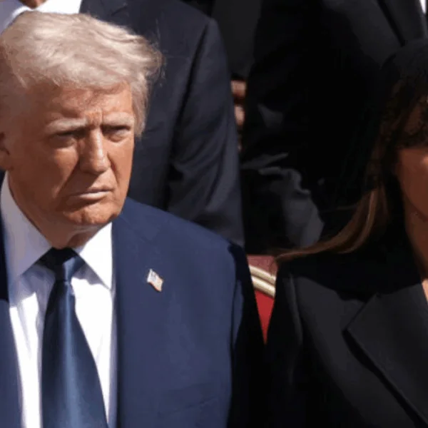 Waarom Donald Trump regels Vaticaan negeerde en blauw pak droeg bij begrafenis paus