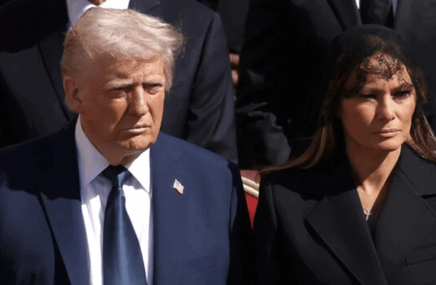 Waarom Donald Trump regels Vaticaan negeerde en blauw pak droeg bij begrafenis paus