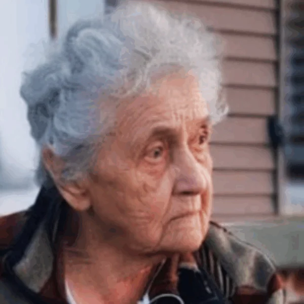 Mijn broer gooide oma op straat omdat ze geen geld meer had, maar leerde wijze les