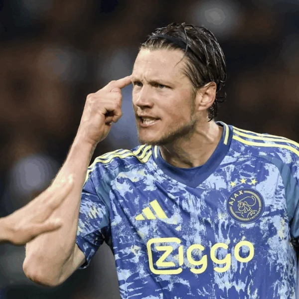 HEMA maakt Wout Weghorst belachelijk, Ajax-fans kunnen er niet om lachen: &lsquo;Ga toch weg, joh. Kutwinkel&rsquo;