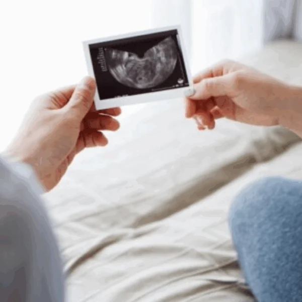 Transgender man boos omdat verpleegsters hem verkeerd benoemden na bevalling