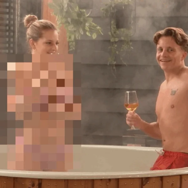 Lang Leve de Liefde-Jourey weet niet wat hij meemaakt wanneer de knappe Demi de hottub in stapt!