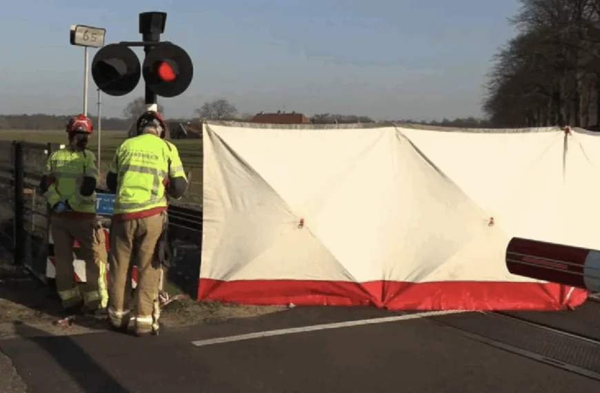 Treinincident bij bewaakte spoorwegovergang in Winterswijk: twee personen komen om het leven