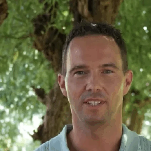 Aangeslagen Boer Zoekt Vrouw-John reageert voor het eerst op enorme brand in zijn kippenboerderij