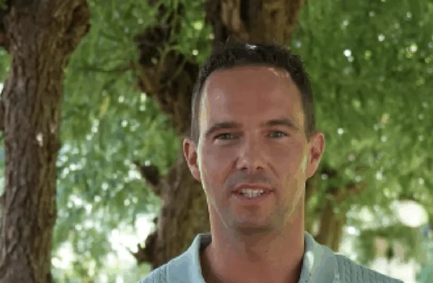 Aangeslagen Boer Zoekt Vrouw-John reageert voor het eerst op enorme brand in zijn kippenboerderij