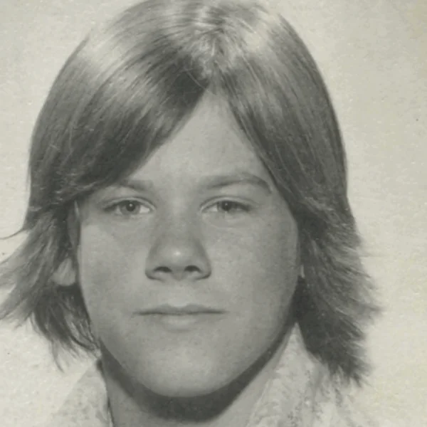 Hij verbleef ooit in een bescheiden flat, levend van een maandbudget van slechts 150 euro. Vandaag de dag heeft de acteur de leeftijd van 65 jaar bereikt