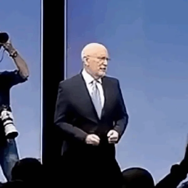 Beelden: Woeste Frans Timmermans verliest zelfbeheersing op partijcongres en begint ineens te schreeuwen