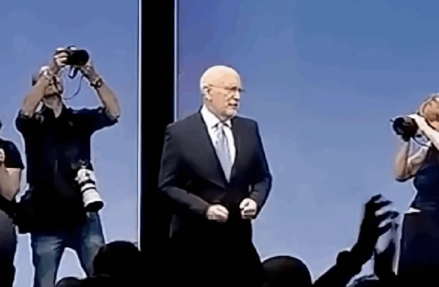 Beelden: Woeste Frans Timmermans verliest zelfbeheersing op partijcongres en begint ineens te schreeuwen