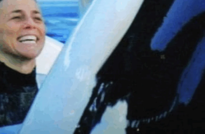 Orka komt naar kijkvenster met trainer in zijn bek