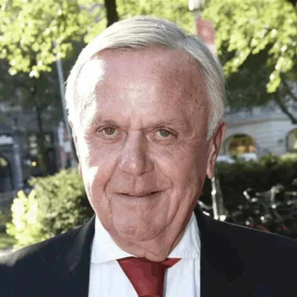 Harry Mens (78) heeft een nieuwe vriendin van veertig jaar jonger en dat blijkt een hele bekende