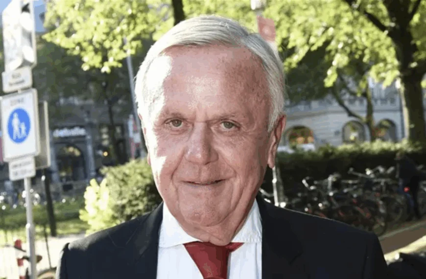 Harry Mens (78) heeft een nieuwe vriendin van veertig jaar jonger en dat blijkt een hele bekende