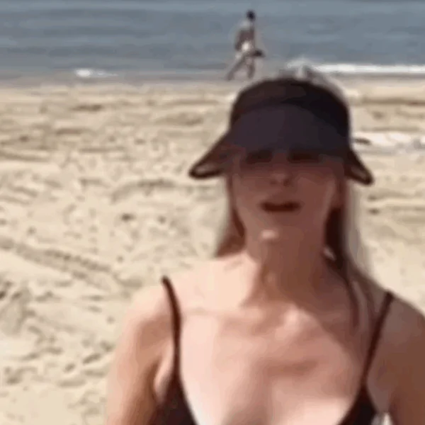 Bridget Maasland toont haar fitte vorm tijdens stranddag: &lsquo;Ik voel me vrij en energiek&rsquo;