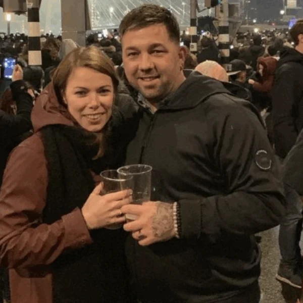 Relatieproblemen Theo Janssen na slippertje in kleedkamer: verwijdert foto&rsquo;s met echtgenote