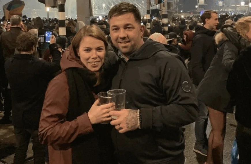 Relatieproblemen Theo Janssen na slippertje in kleedkamer: verwijdert foto&rsquo;s met echtgenote