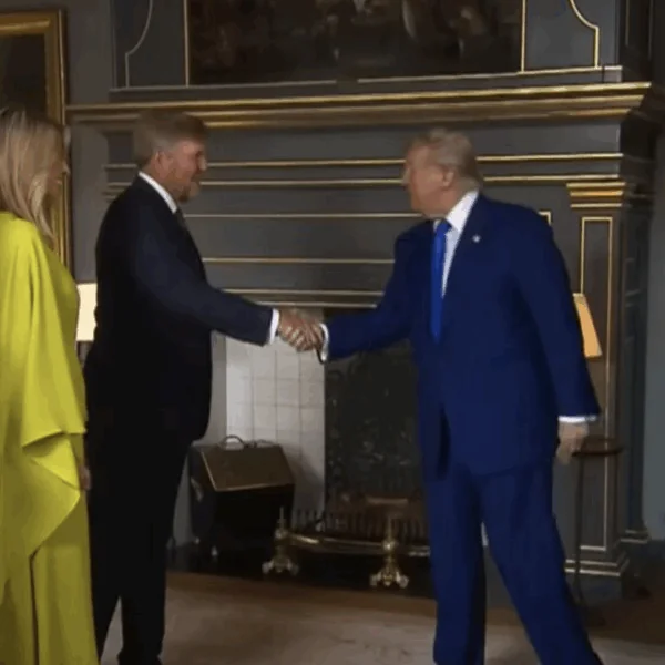 Koning Willem Alexander gaat wereldwijd viraal door handdruk-wedstrijd tegen Donald Trump!
