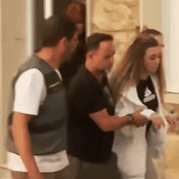 Hartverscheurende beelden: Vrouw Diogo Jota breekt volledig bij uitvaartcentrum