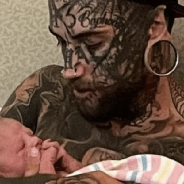 &ldquo;Na de geboorte van mijn dochter veranderde mijn leven&rdquo; Beroemde blogger wiens hele lichaam bedekt is met tatoeages heeft besloten zijn uiterlijk te veranderen na de geboorte van zijn dochter