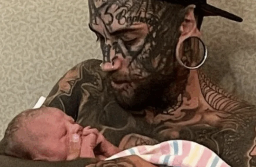 &ldquo;Na de geboorte van mijn dochter veranderde mijn leven&rdquo; Beroemde blogger wiens hele lichaam bedekt is met tatoeages heeft besloten zijn uiterlijk te veranderen na de geboorte van zijn dochter