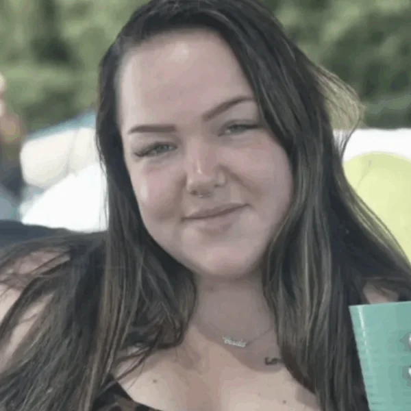 Mathilde uit ‘Urk!’ gooit het roer om met opvallende metamorfose: ’30 kilo afgevallen!’