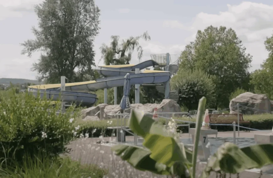 Vier mannen uit dezelfde familie aangehouden na meldingen van aanraken jonge meisjes in zwembad