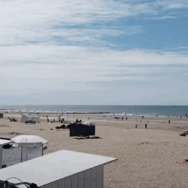 Kinderen vinden vrouw (67) in zee, terwijl haar man nietsvermoedend op het strand ligt
