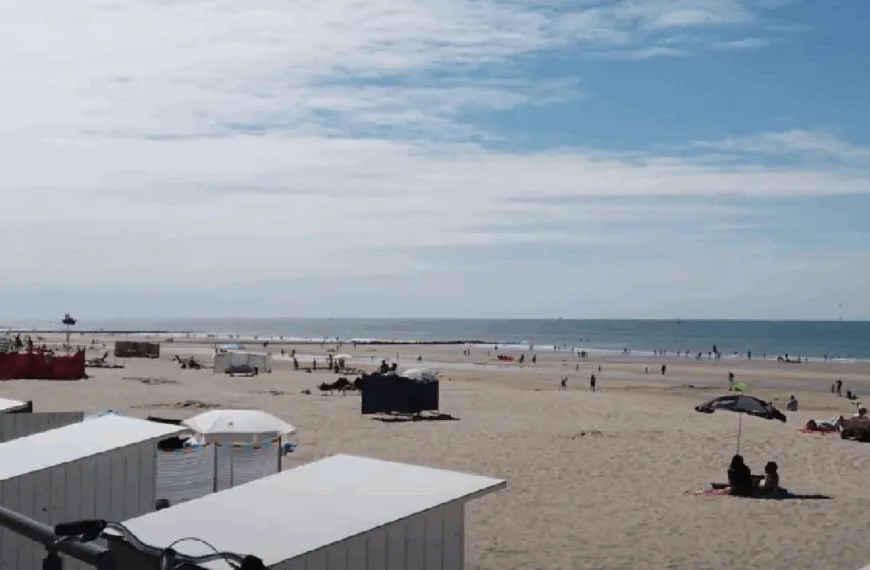 Kinderen vinden vrouw (67) in zee, terwijl haar man nietsvermoedend op het strand ligt