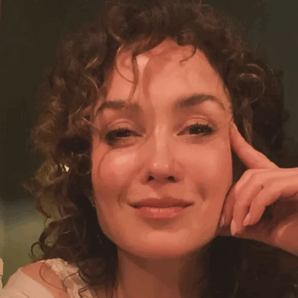 Katja Schuurman deelt nieuwe foto terwijl ze in lingerie op bed zit