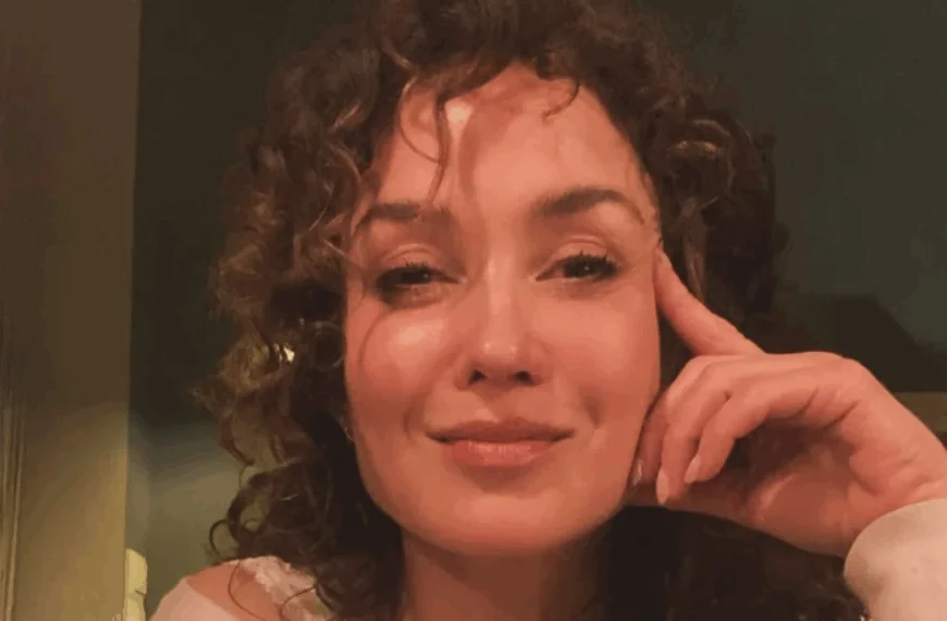 Katja Schuurman deelt nieuwe foto terwijl ze in lingerie op bed zit