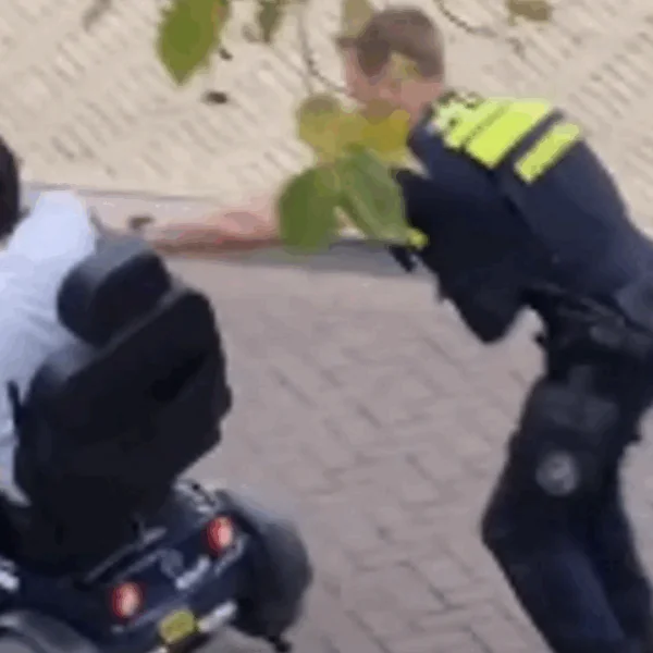 Agent duwt man zonder benen uit scootmobiel: &lsquo;Beelden werpen nieuw licht op politieactie bij man in scootmobiel&rsquo;