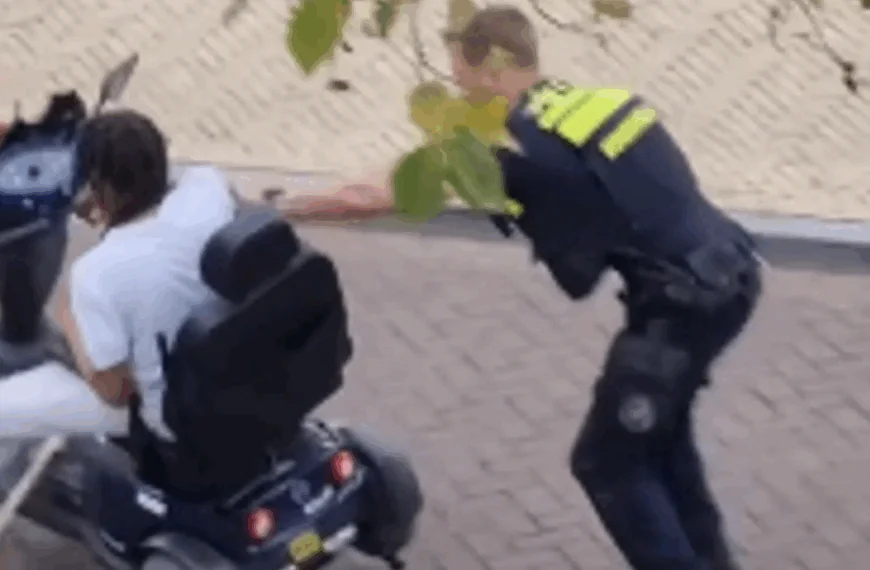Agent duwt man zonder benen uit scootmobiel: &lsquo;Beelden werpen nieuw licht op politieactie bij man in scootmobiel&rsquo;