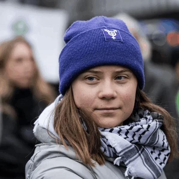 Automobilist ziet Greta Thunberg en jaagt bewust een wolk uitlaatgassen haar kant op
