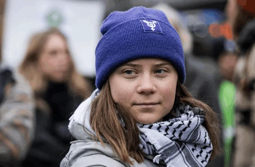 Automobilist ziet Greta Thunberg en jaagt bewust een wolk uitlaatgassen haar kant op