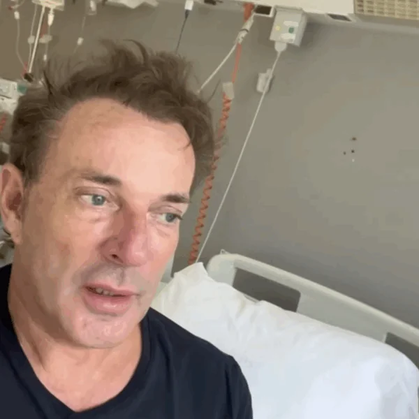 Beelden: Gerard Joling raakt zwaargewond door ongeluk op vakantie