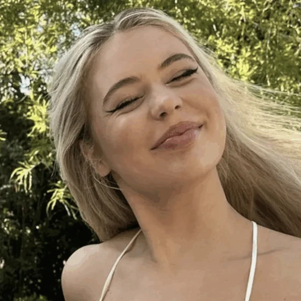 Oeps: Jutta Leerdam poseert in een doorschijnend zomerjurkje!