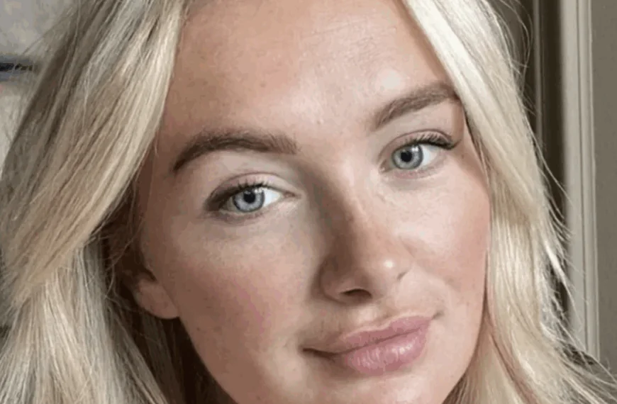 Maxime meiland maakt tongen los met badpak selfie