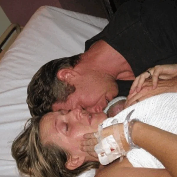 De moeder is net bevallen, echter zakt de man kort daarop ineen