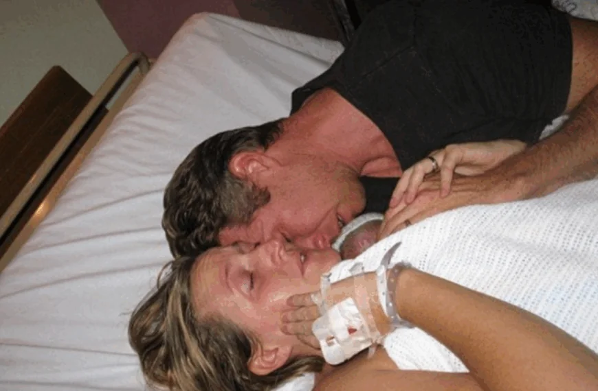 De moeder is net bevallen, echter zakt de man kort daarop ineen