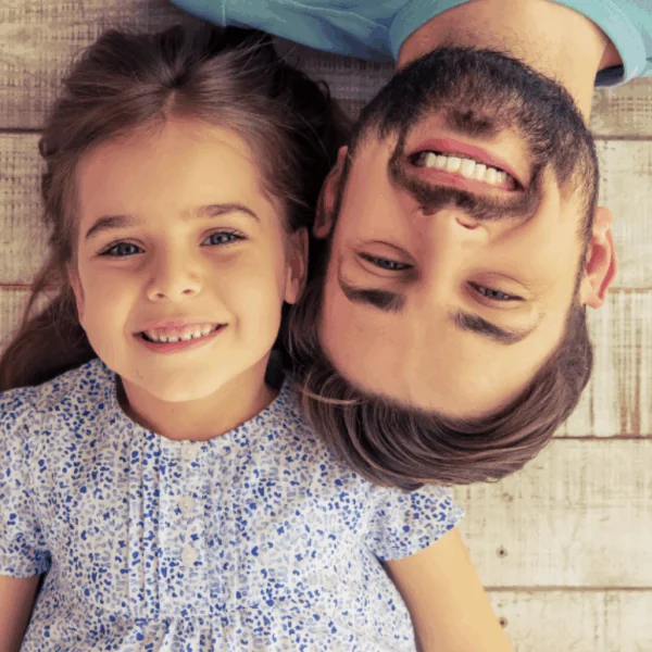 Alleenstaande vader helpt oudere vrouw haar gazon te maaien, maar krijgt al snel een telefoontje van haar advocaat