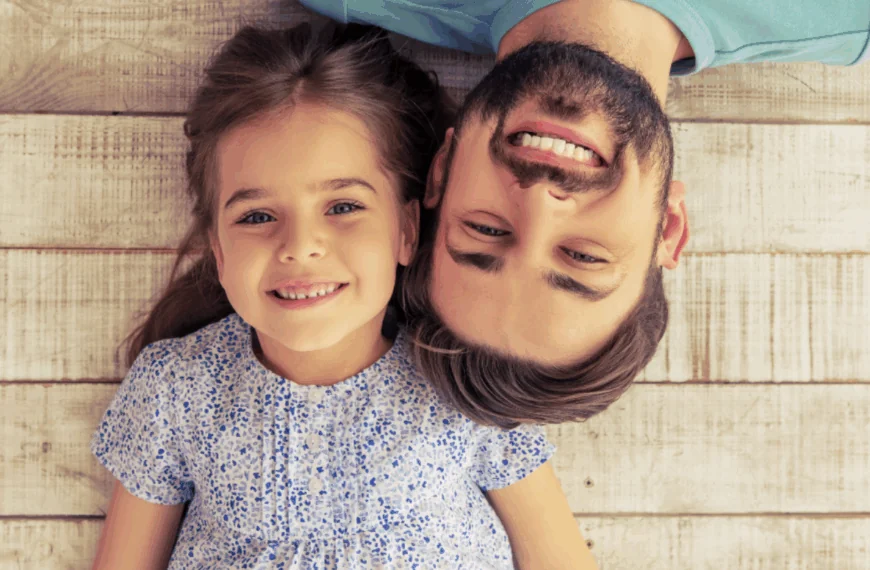 Alleenstaande vader helpt oudere vrouw haar gazon te maaien, maar krijgt al snel een telefoontje van haar advocaat
