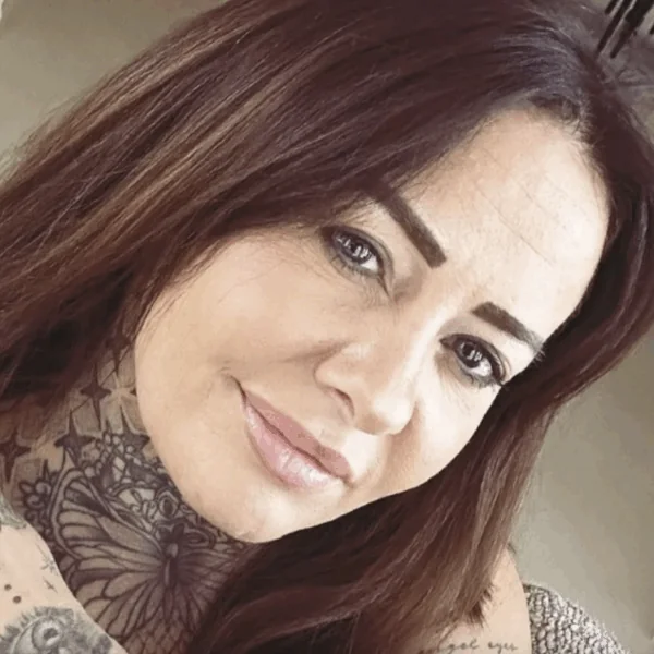 Wendy van Hout draagt veel te klein topje en laat ze er zo uitfloepen